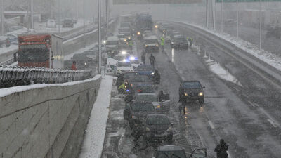 Atina, kar nedeniyle yolda kalanlara 2 bin avro ödeyecek