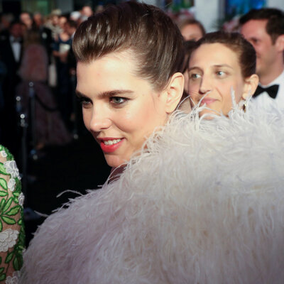 Grace Kelly'nin torunu at üstünde podyumda!