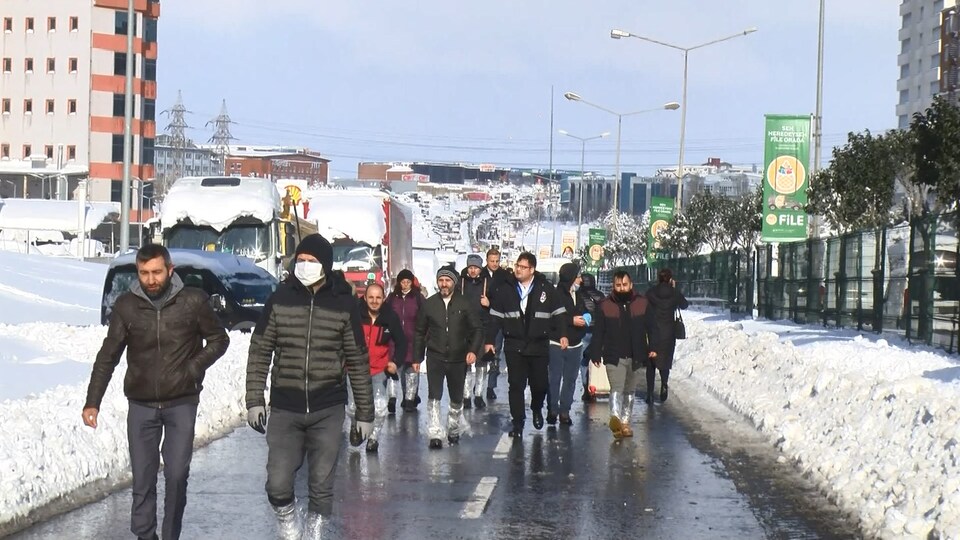 Esaretin ardından! Geceyi fabrikada geçirdiler