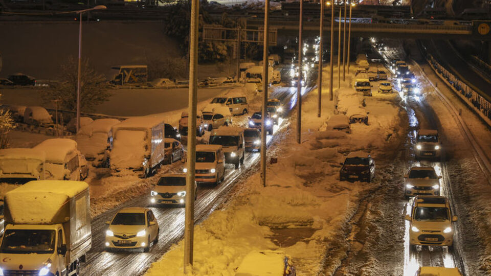 İstanbul'da 13.00'e kadar özel araçlar trafiğe çıkamayacak