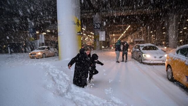 İstanbul'da kar 1 metreye yaklaştı!