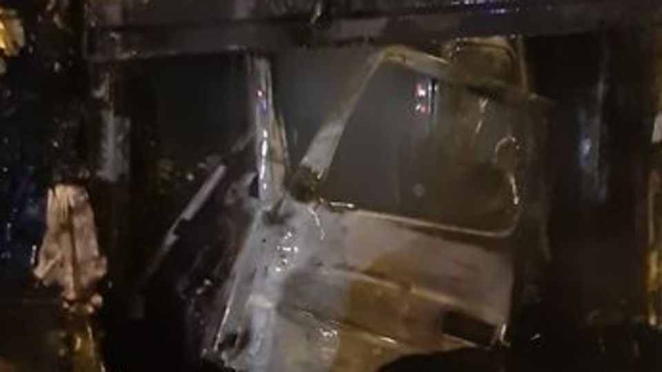 Tarsus'ta alev alan TIR'ın sürücüsü yanarak öldü