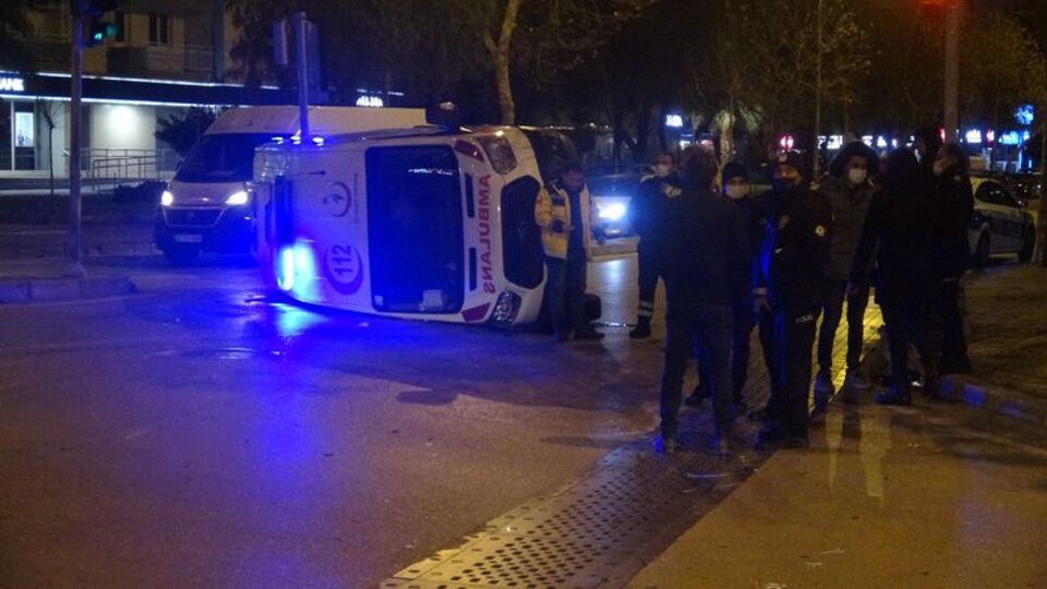 Otomobille çarpışan ambulans devrildi: 3 yaralı