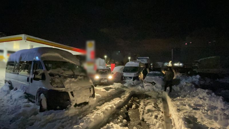 Hadımköy'de kar esareti sürüyor