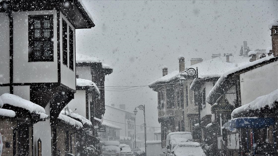 Kar yağışıyla 'Mevlana şehri' bembeyaz