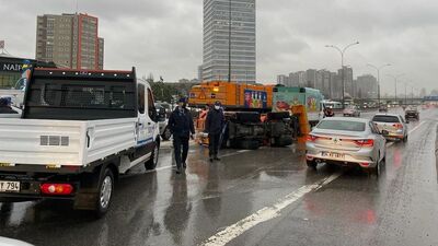 Kadıköy'de devrilen kar küreme aracının sürücüsü için alkollü iddiası