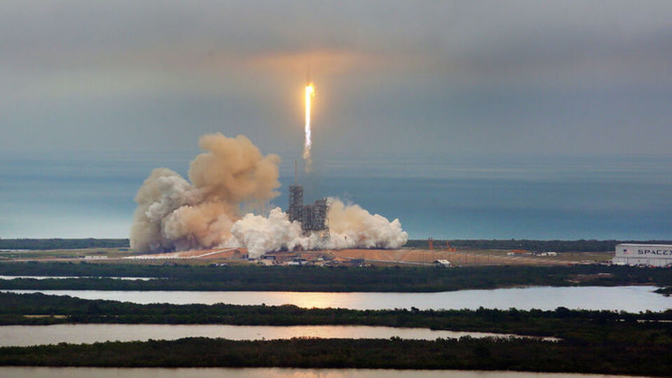 Kontrolden çıkan SpaceX roketi Ay'a çarpacak