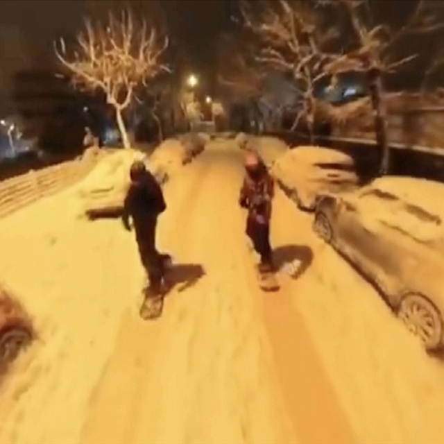 Karlı sokaklarda snowboard keyfi
