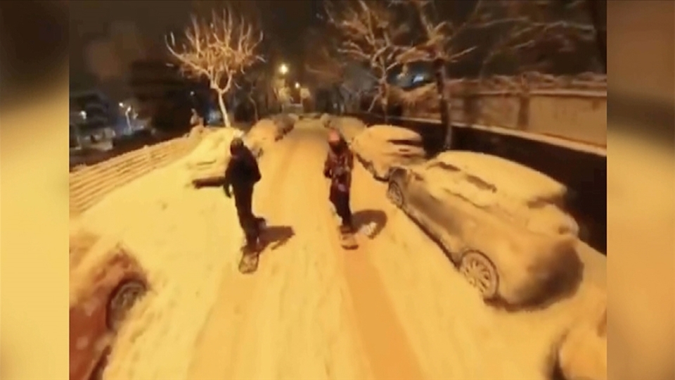 Karlı sokaklarda snowboard keyfi