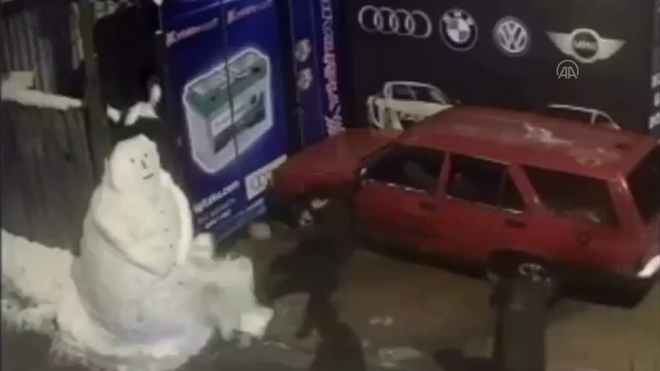 Kardan adama bile şiddet! Hepsini tekmelediler