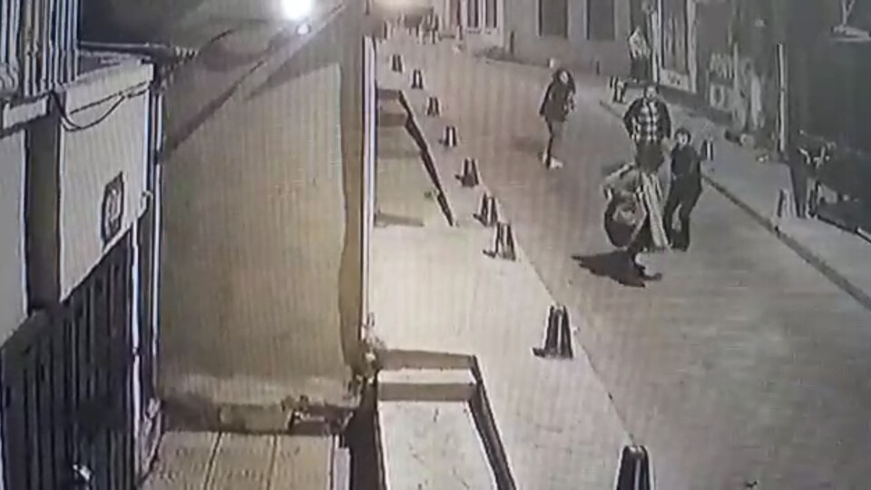 Camdaki kırık ortaya çıkardı! Beyoğlu'nda kadına saldırı