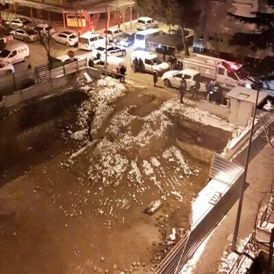 Hafriyat çalışmasında toprak kaydı, 2 bina boşaltıldı