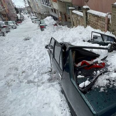 Kar kütlesi düştü otomobil bu hale geldi