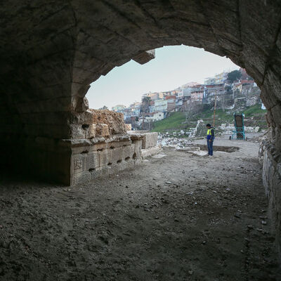 Yıkılan evlerin altında keşfedildi! Uzunluğu 26 metre