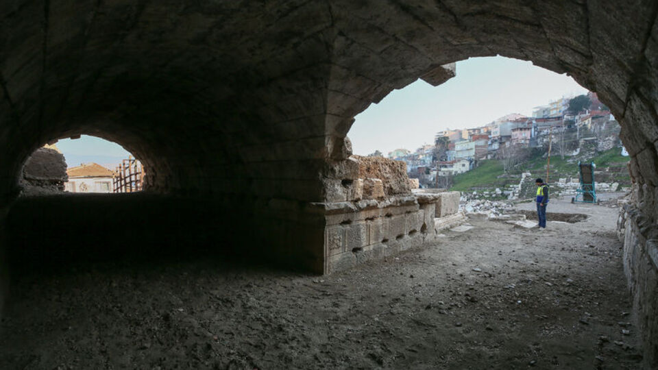 Yıkılan evlerin altında keşfedildi! Uzunluğu 26 metre