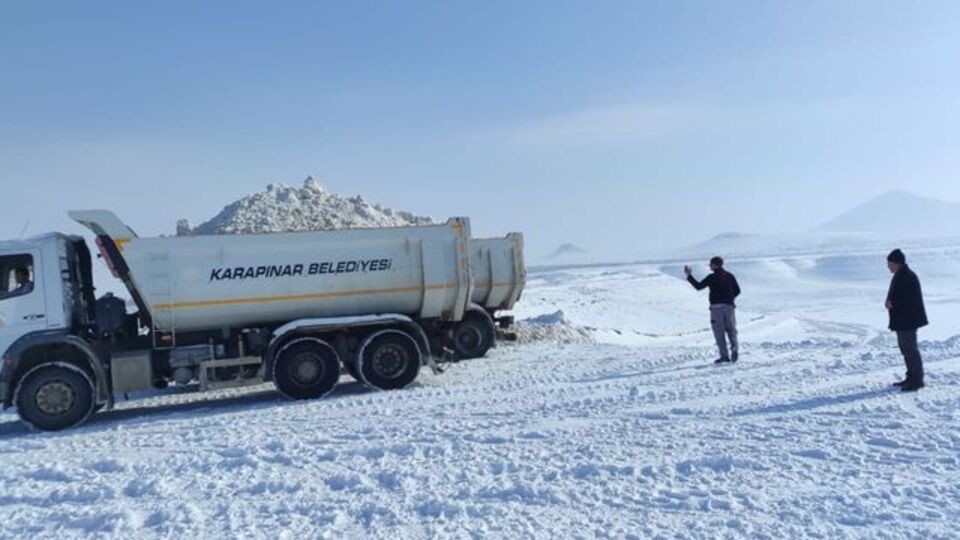Kuruyan göle kamyonlarla kar taşınıyor