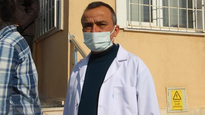 Kendisini sakinleştirmek isteyen doktoru darbetti!