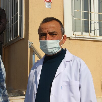 Kendisini sakinleştirmek isteyen doktoru darbetti!