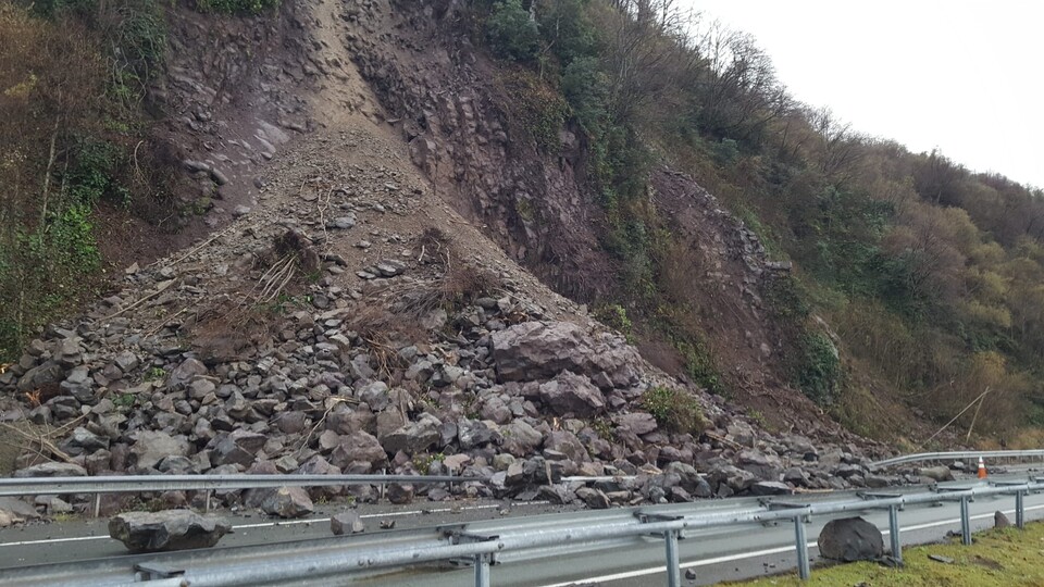 Gün ağarınca ortaya çıktı! Kayalar yolu kapladı