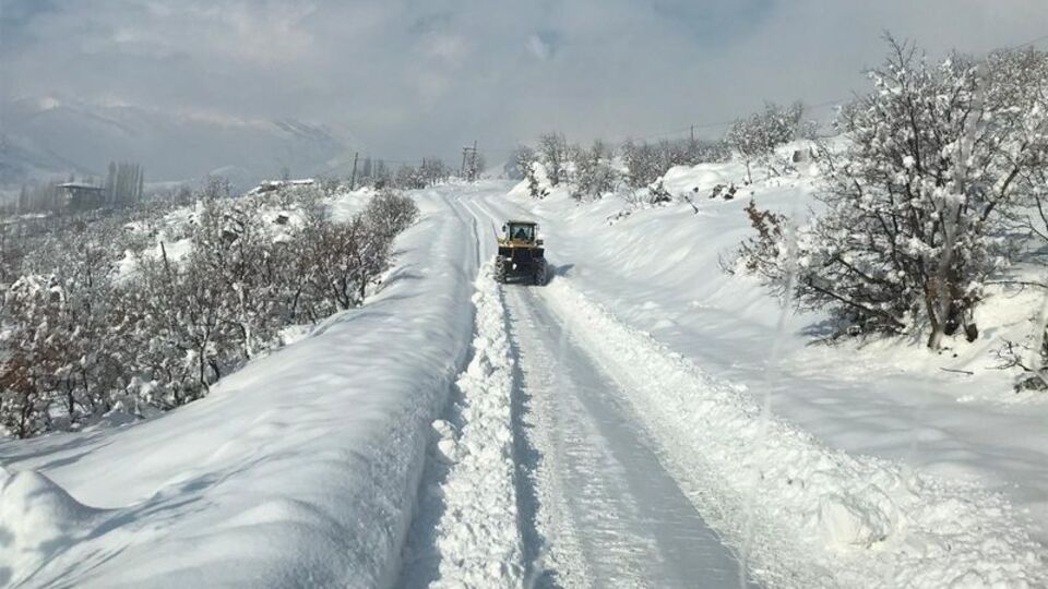 Şırnak'ta kar esareti: Köy yolları kapandı