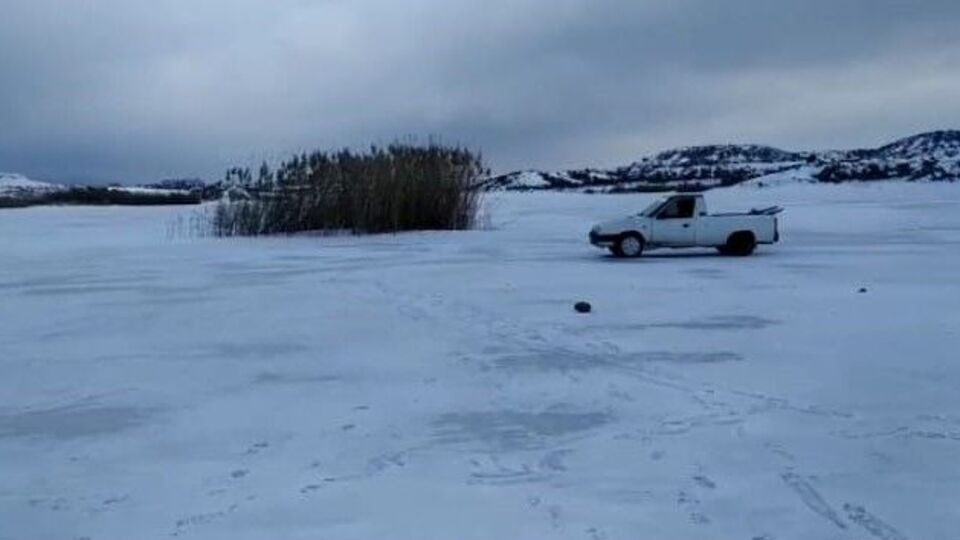 Buz tutan gölden pikapla geçti!