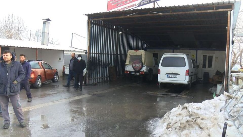 Baba ve oğullarından levyeli baskın!