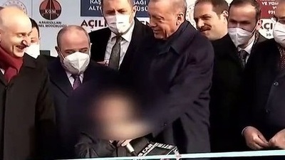 Sahnedeki çocuk ile ilgili peş peşe açıklamalar