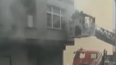 Korkutan yangın! 8 kişi mahsur kaldı