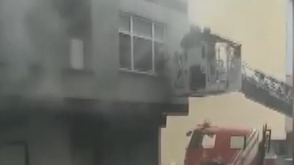 Korkutan yangın! 8 kişi mahsur kaldı