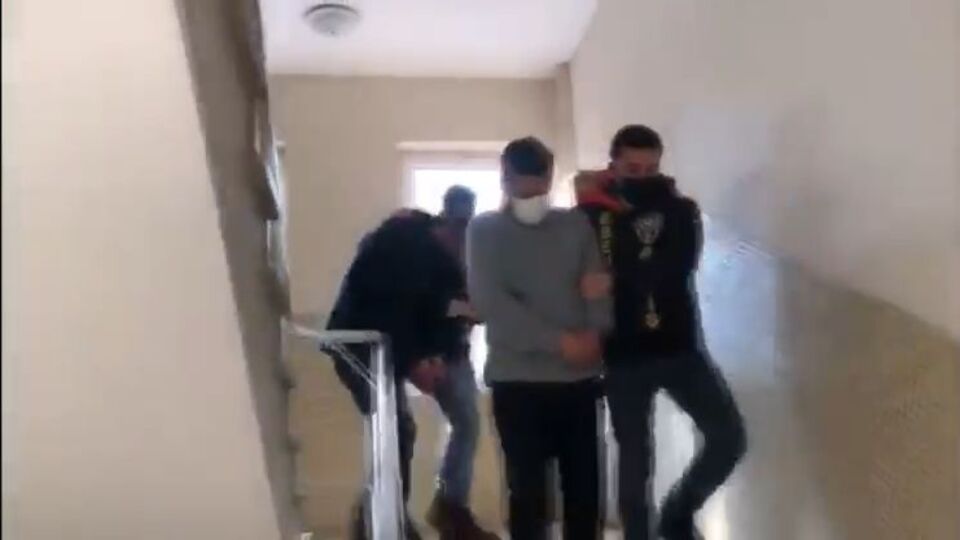 Birlikte alkol aldığı arkadaşını bıçakladı