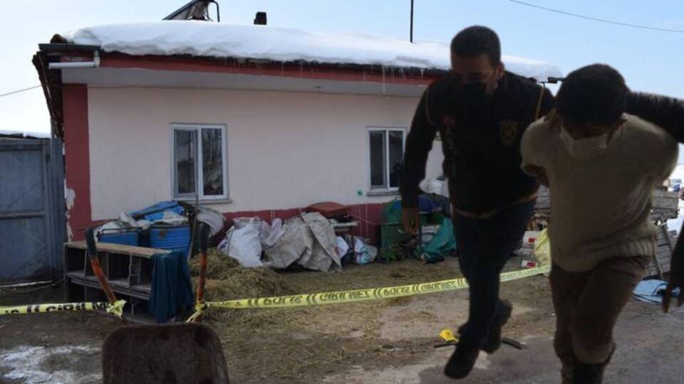 Annesiyle tartışan babasını gözünden vurdu