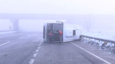 İstanbul'da polis servisi devrildi: Yaralılar var