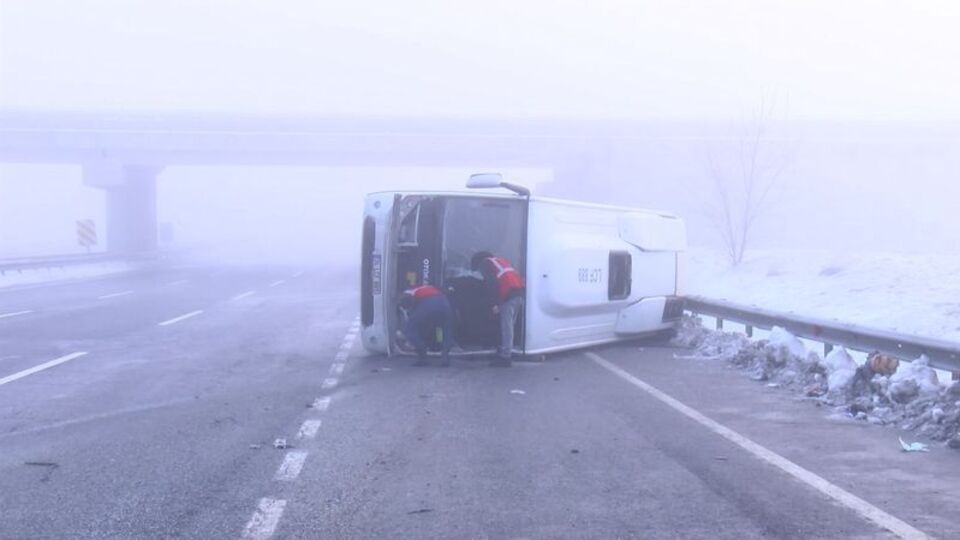 İstanbul'da polis servisi devrildi: Yaralılar var