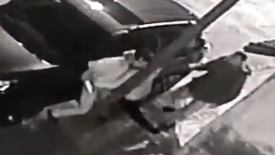 Bıçaklı saldırı kamerada