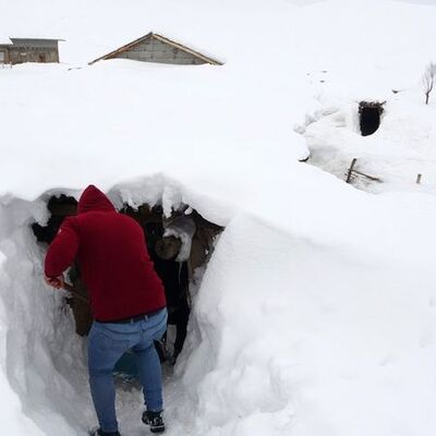 O ilde kar köyü yuttu! Tüneller açıyorlar