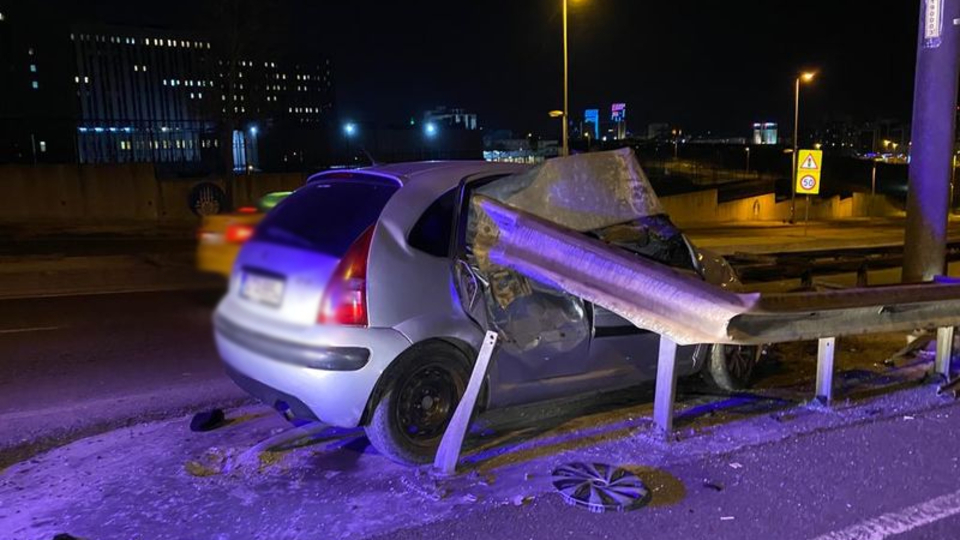 Otomobil bariyere ok gibi saplandı!