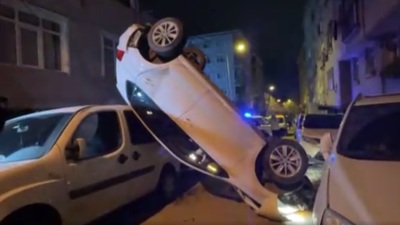 İlginç kaza: Otomobil dik şekilde havada asılı kaldı!