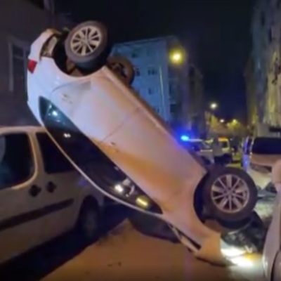 İlginç kaza: Otomobil dik şekilde havada asılı kaldı!