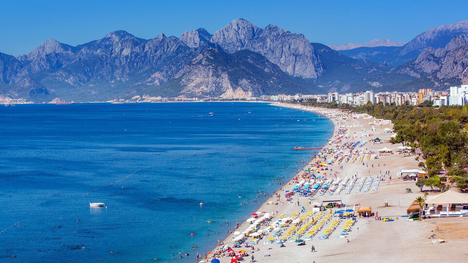 2021'de Türkiye'ye gelen turist sayısı ikiye katlandı