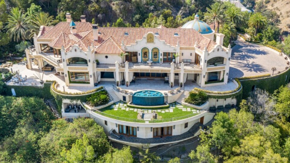 Cinayetin işlendiği lüks malikane satışta