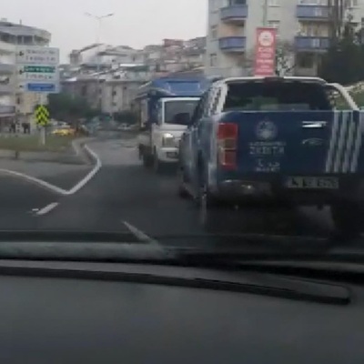 Seyyar satıcı kamyonetiyle geri geri kaçtı!