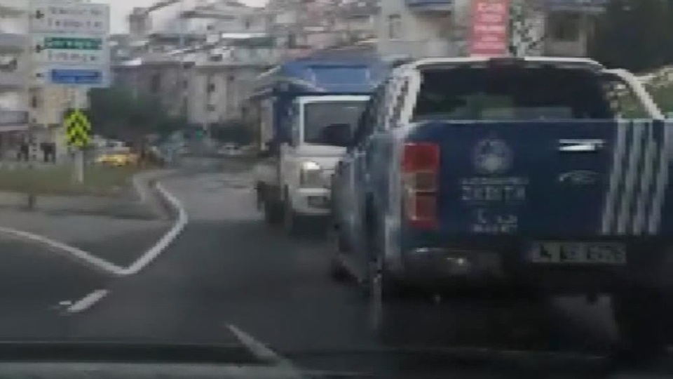 Seyyar satıcı kamyonetiyle geri geri kaçtı!