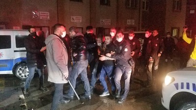 Omuz attıkları doktor tepki gösterince dövdüler!