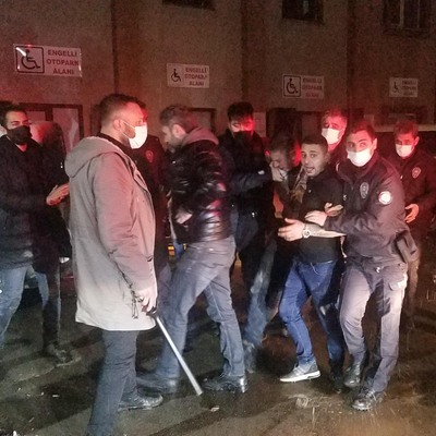 Omuz attıkları doktor tepki gösterince dövdüler!