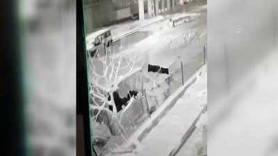 Trenin çarptığı minibüsten son anda kurtuldular!