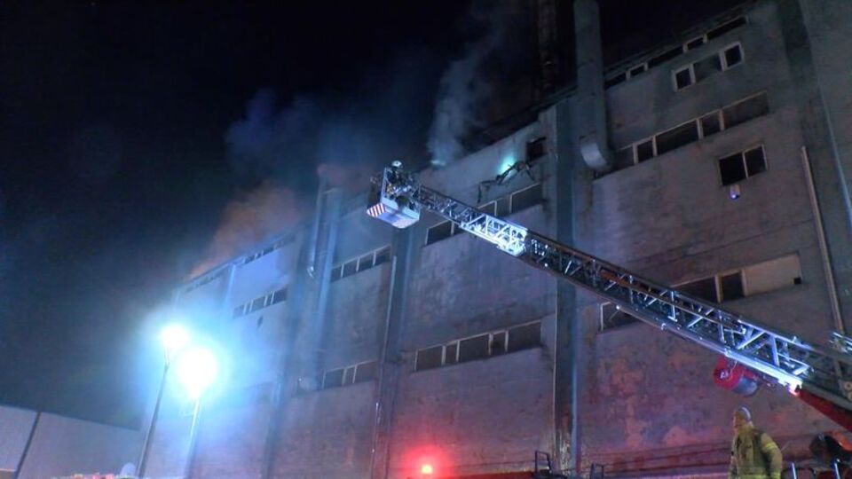 Tekstil atölyesi alevlere teslim oldu