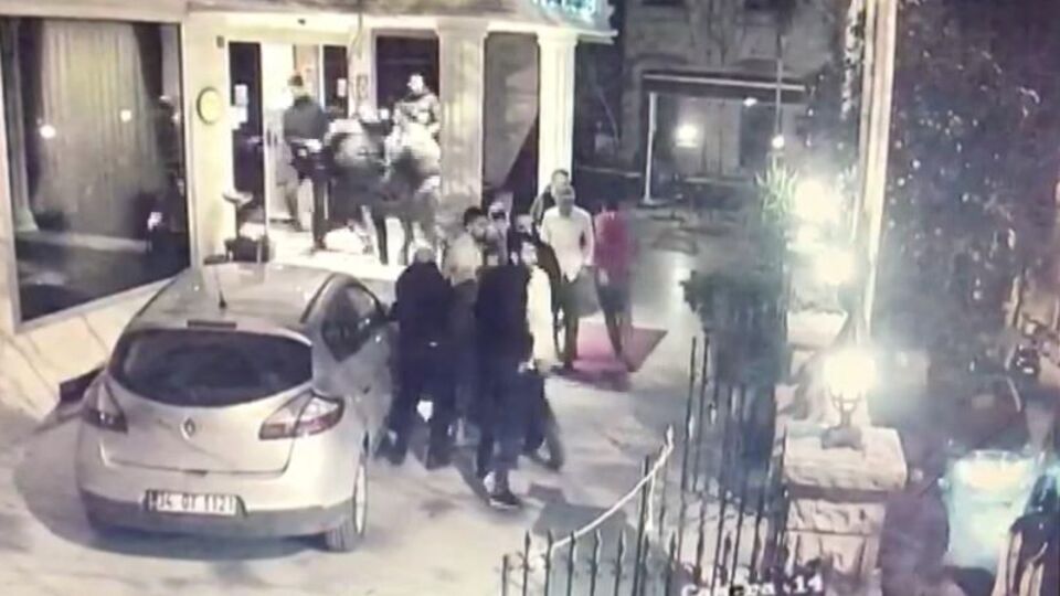 Otel önünde çatışma kamerada