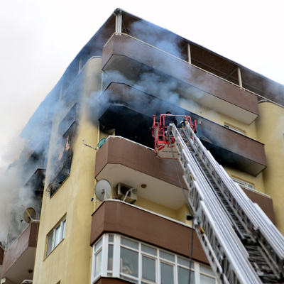 Eşiyle tartışıp evi yaktı! Ortalık savaş alanına döndü