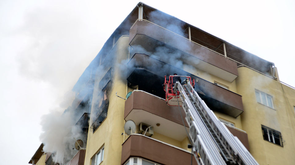 Eşiyle tartışıp evi yaktı! Ortalık savaş alanına döndü