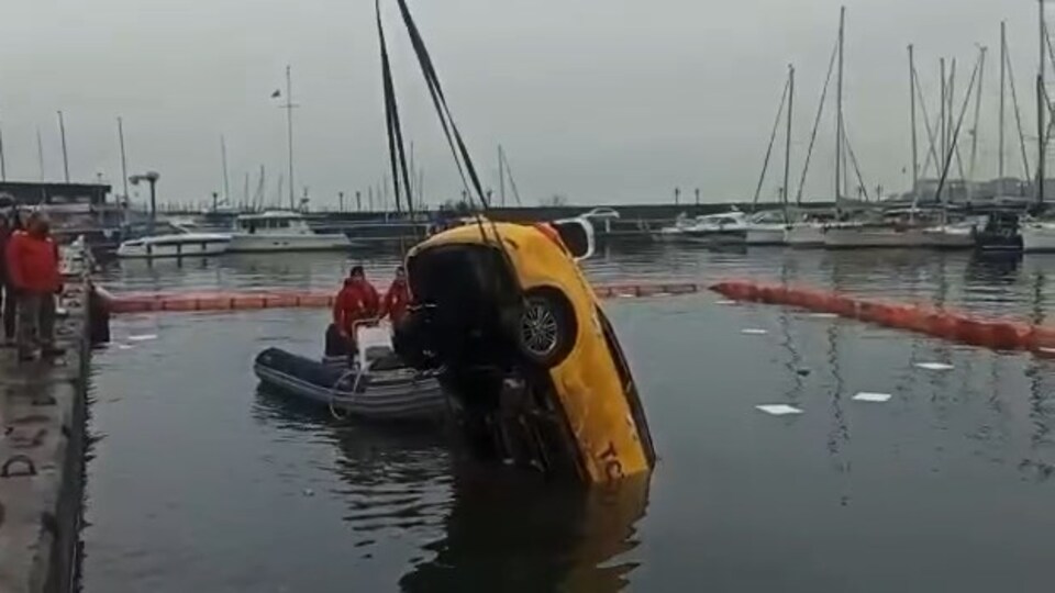 Feci olay! Ünlü model taksi ile denize uçtu